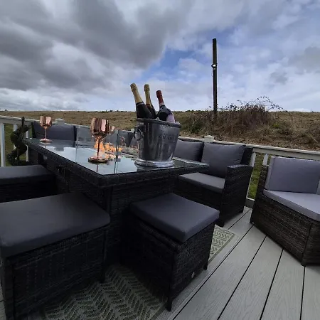 The Blue Lagoon 2 Bedroom Lodge With Hot Tub Walton-on-the-Naze Exterior photo