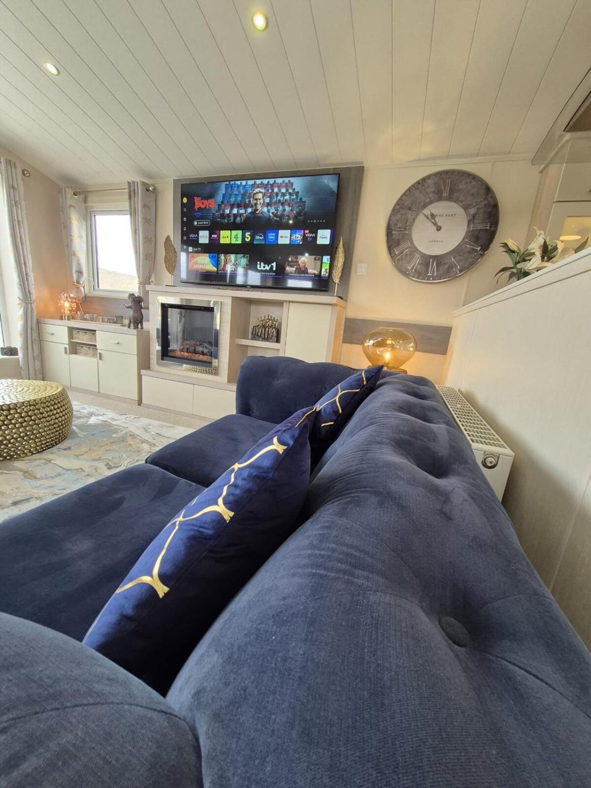 The Blue Lagoon 2 Bedroom With Hot Tub Holiday home Walton-on-the-Naze