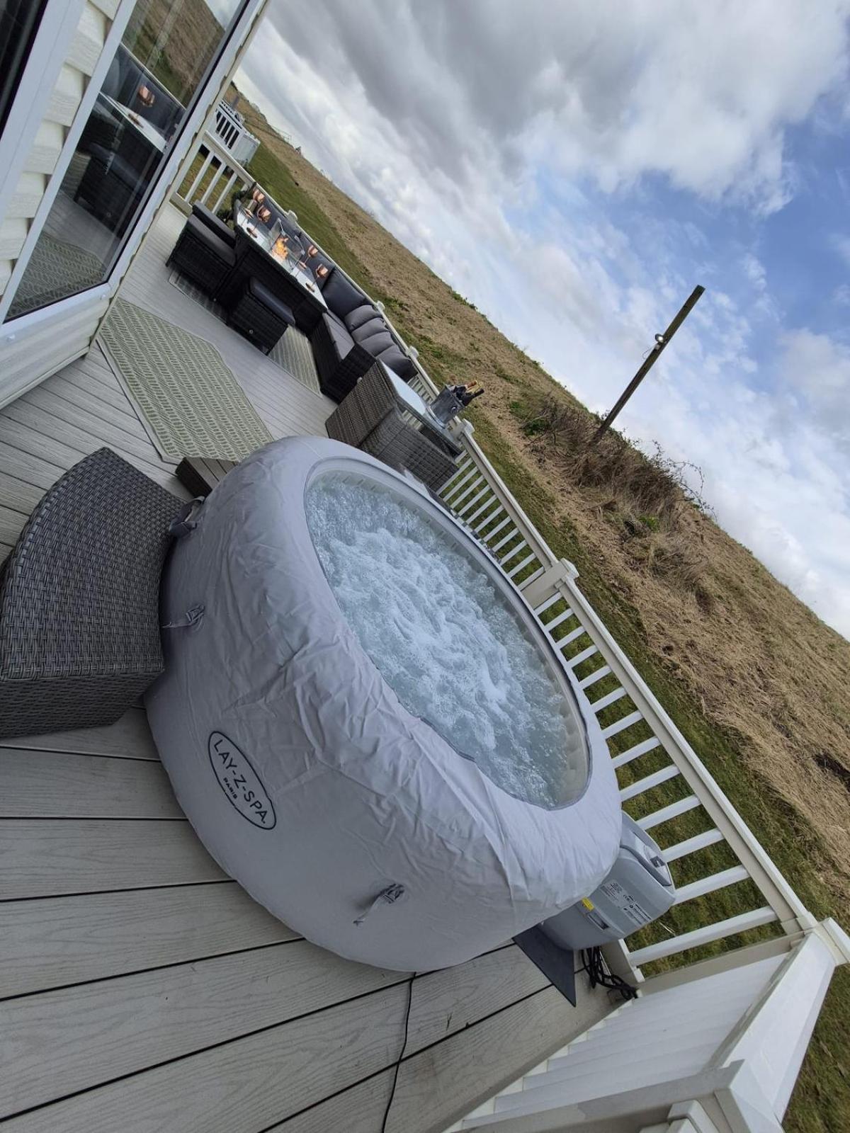 The Blue Lagoon 2 Bedroom With Hot Tub * Walton-on-the-Naze